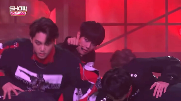 Panggung EXO: Ada yang tertawa, langsung ganti lagu