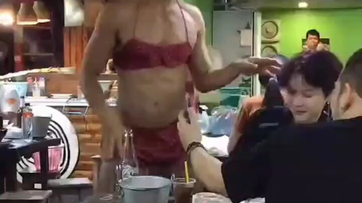 Shocking! The Birdie Spin stage prop is right next to me! #Cyberpunk2077