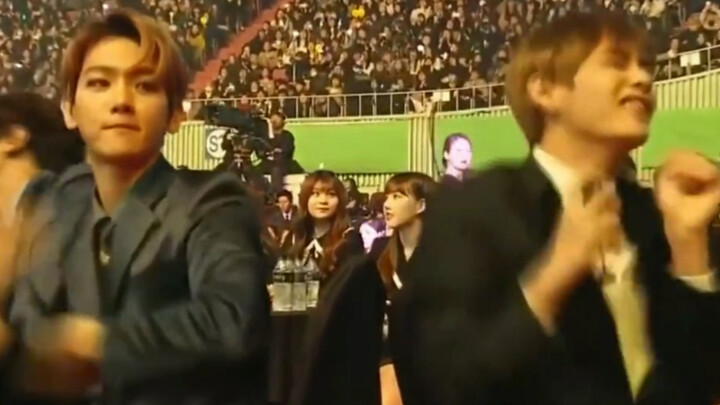 [Baekhyun × Taehyung] Pembuat suasana seru di lokasi—hahahaha, nggak ada acara yang nggak bisa merek