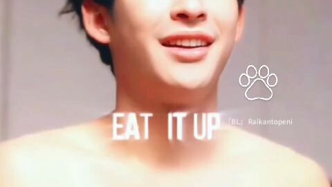 I swear I can  see Mark's tongue just can't prove it 🤭🤭