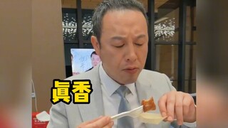 يبدو Zhang Songwen أيضًا مثل Gao Qiqiang على انفراد. تبدو Jiang Luxia مثل مرؤوسي Qiang Ge.
