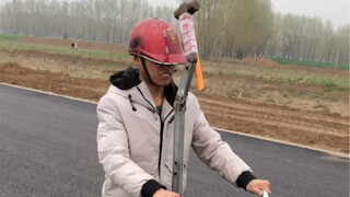沙雕发明：骑自行车防困辅助器😂