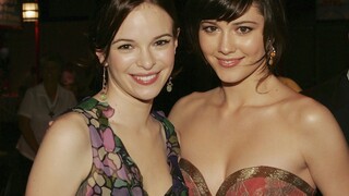 المسكين لا يزال يبذل قصارى جهده لإخفاء مأساته المروعة في المدرسة عن والديه الخارقين. وكما يقول المثل