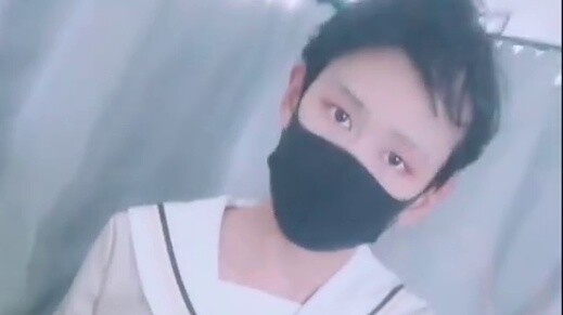 Pria berpenampilan silang mengajari Anda cara mengucapkan suara yang feminin, dan semua orang yang m