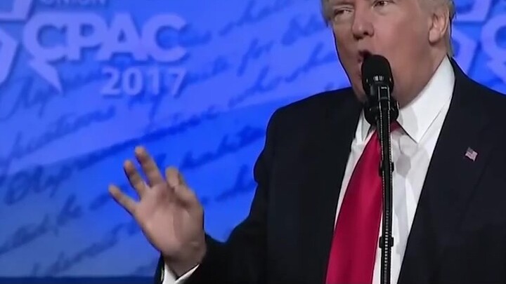 ทรัมป์ร้องเพลง "My Heart Will Go On" ซึ่งเป็นเพลงประกอบภาพยนตร์เรื่อง "ไททานิค"