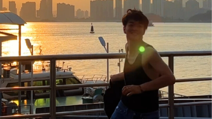 Dance to Seventeen's Rock with You with all your might at the sunset by the sea