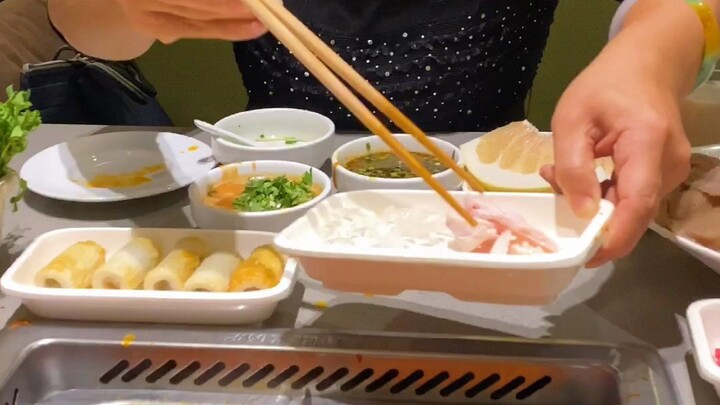 Took my mom out for a late-night hot pot, and in the end, we got kicked out??