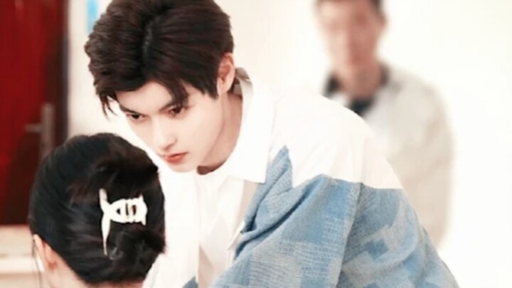 This male lead is so handsome—completely winning over the female lead; it’s got me hooked all the wa