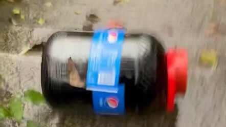 Khoảnh khắc giải tỏa áp lực khi lăn chai trên cầu thang