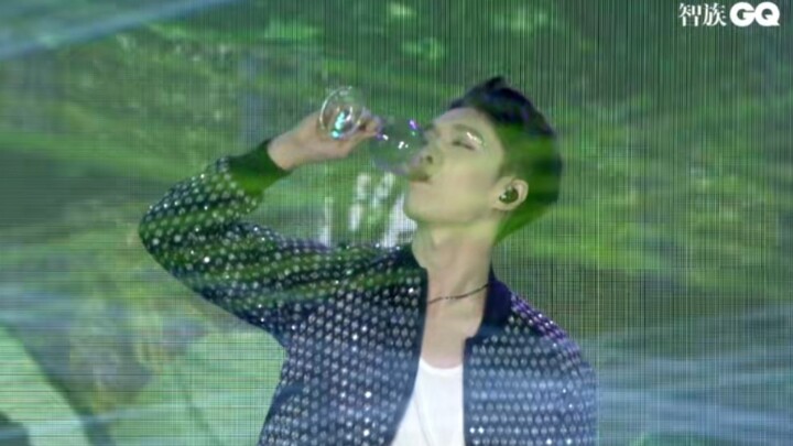 [Zhang Yixing] At the GQ Men of the Year Awards, the ultra-sexy post-drink version of “NAMANANA” was