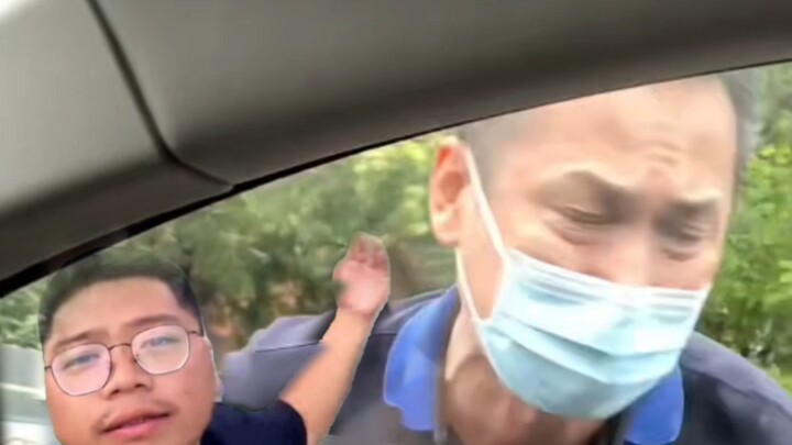 Latar belakangmu terlalu palsu, brengsek! Ini mobil baru gue lho!