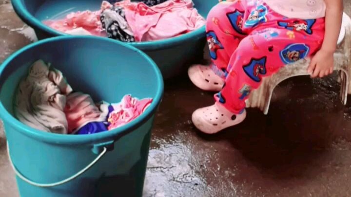 Ang batang makulit!ayaw paawat, ng mahuli ng tatay niya ang bilis niya binalik ang labahan sa balde