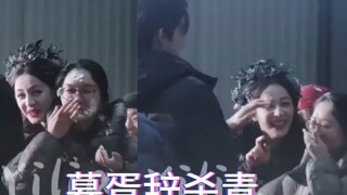 杀青快乐！世纪混战，导演这一脸的蛋糕哈哈哈哈，看得出来剧组氛围很好，巴宝在剧组呆的很开心