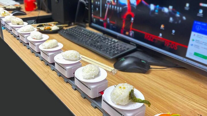 صاحبة العمل في تشنغدو تقدم السوشي الدوار لموظفيها