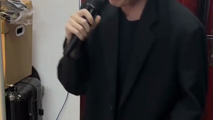 هل غناء زميلي في الغرفة لأغنية “الكلب البحري” أصيل أم لا؟