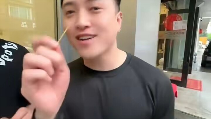 That’s right, sister-in-law—my dad was Wang Jingwei, my ancestors included Wu Sangui, we even housed