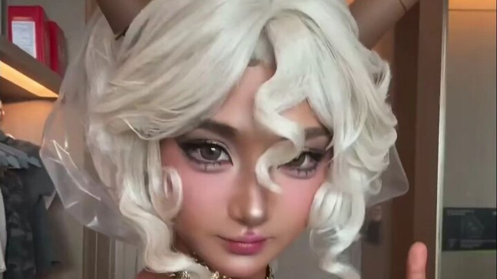 Sweet Girl Transforms into a Sassy Dark-Skinned Babe! Goku Cosplay Is Still the Ultimate Authority!