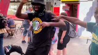 Wow! The street art performance is eye-catching!
