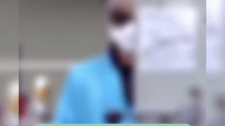 Nghĩ đến việc chiếc nhẫn của tôi có thể từng được Kim Jong-in chạm vào, tự dưng tôi không còn cảm th