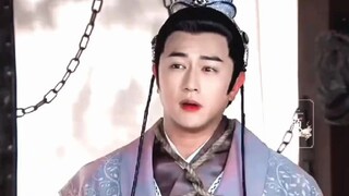 هذا العجوز بدأ يُمازح زوجته مرةً أخرى.