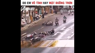 Do Em Vô Tình Hay Mặt Đường Trơn