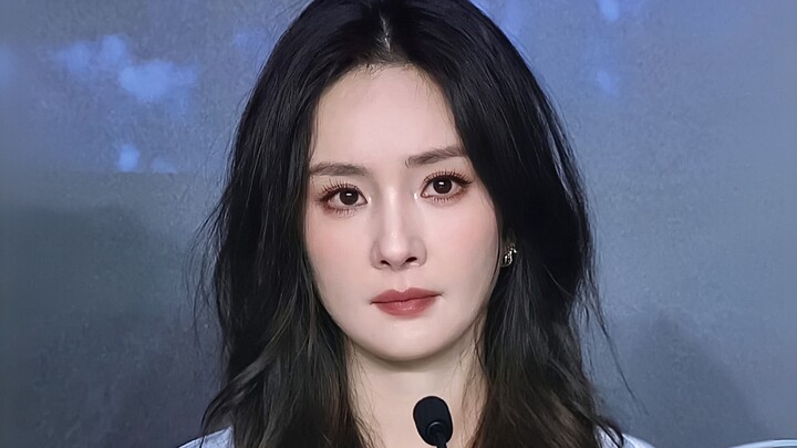 Oh my god... She switches between looks with effortless ease!