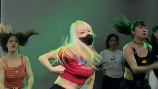 Bài này khó, vũ đạo cũng khó, siêu mệt và nhạc jazz siêu dữ dội “Tip Pon It” do Nanan biên đạo