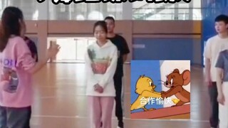 Các cô gái, trông các cô có vẻ buồn ngủ quá.