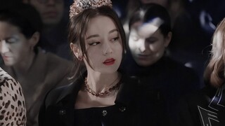 Membantu! Apakah wajah dan sosok ini nyata? Gadis ini membuatku pingsan hanya dengan berjalan!