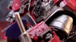 Who is the coolest toy in Transformers 7? DLX Transformers 7 Optimus Prime is here!