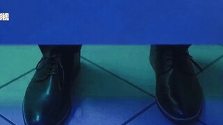 男人在蹲坑时发现了一件奇怪的事，旁边明明全是空位，可对方却直接来到了自己隔间