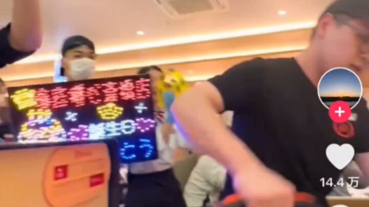 Người Nhật tổ chức sinh nhật dưới đáy biển trên TikTok thu về hơn 100 nghìn lượt thích, mà còn dùng 