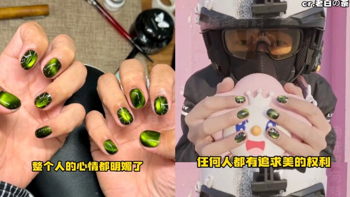 فتى توصيل الطعام الجميل يتغلّب على خجله ويجرؤ على عمل مانيكير – المهم أن يشعر بالسعادة!