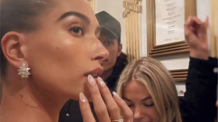 海狸在MetGala的美甲火了好久 造型师Zola终于透露了这款美甲是怎么做的了