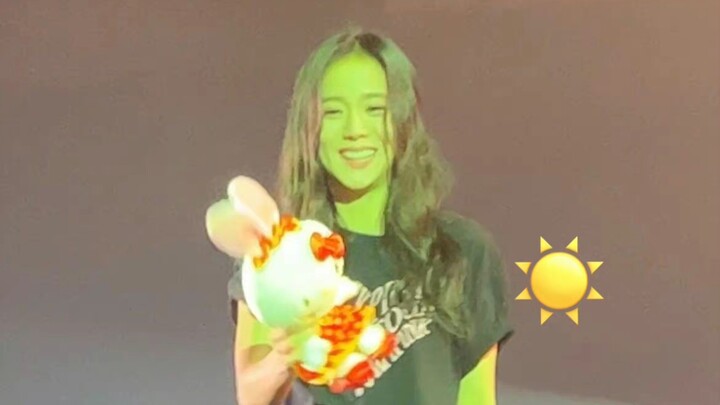 【Jisoo】Xiu Xiu received a Hello Kitty in a Chinese-red outfit from the Xiu Bar resource team 🐱 So cu