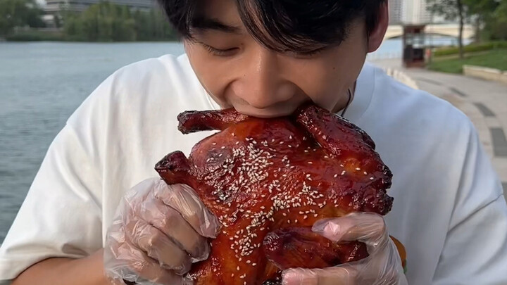 Trời bên ngoài quá nóng và trứng đã nở.