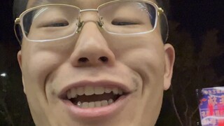 Hôm nay ở trường không mặc áo khoác đồng phục lại bị bạn học nhận nhầm là giáo viên.