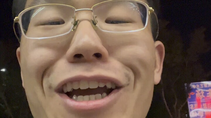 اليوم في المدرسة، لم أكن أرتدي سترة الزي الرسمي، واعتقدني زملائي معلمًا مرة أخرى.