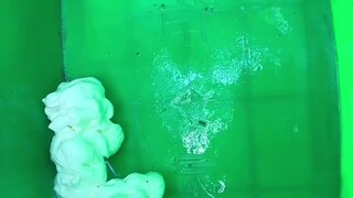 المطاط طري بعض الشيء اليوم وينكسر عند الضغط عليه قليلاً.
