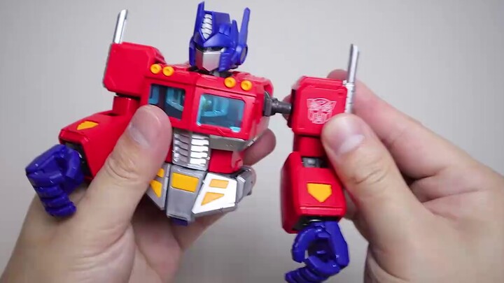 Khi tôi thức dậy, Optimus Prime của tôi đã lớn hơn! Hóa ra đó là phiên bản huyền thoại G1 Optimus Pr