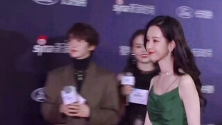 Karpet merah pria biasa VS karpet merah cantik, seperti yang kita ketahui bersama, tidak ada salahny