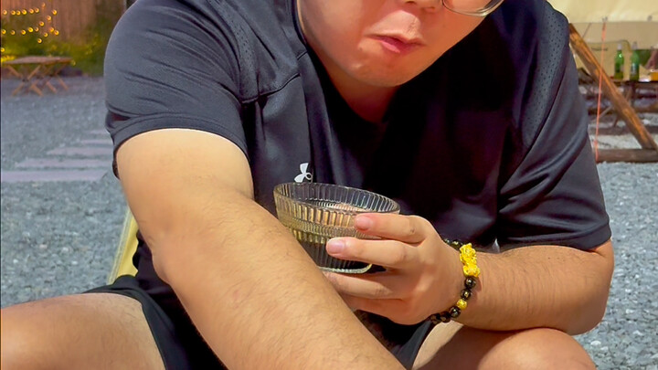 الرئيس الشاب يخوض تحدي المحار ويحسم الأمر بسهولة في دقيقتين!