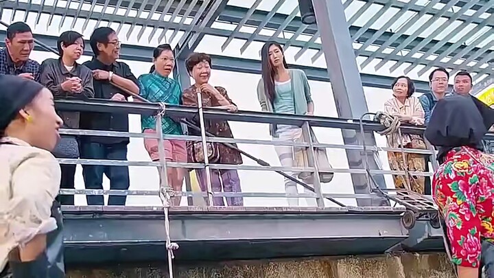 Quả nhiên là có tiền, các bé đều ngoan ngoãn.