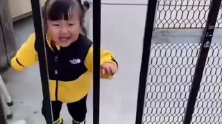 接人类幼崽放学回家，又哭又笑的小可爱，萌萌哒！