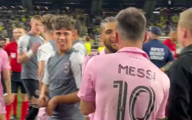 Before lifting the trophy, Messi passed the captain’s armband to former captain Yedlin (what a class