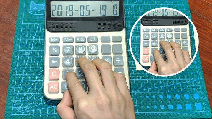 [Wang Cai WC]  memainkan "The Road to Ordinary" dengan kalkulator.