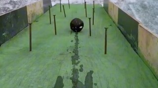 الكرة الحديدية مقابل الزجاجة الزجاجية: لحظة الانفجار والتفريغ عند التصادم