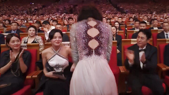 Ekspresi para aktor di bawah yang melihatnya menerima penghargaan tidak akan menipu! Ini benar-benar