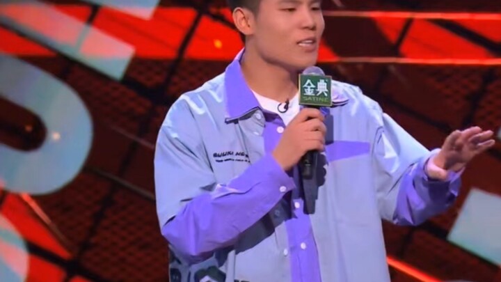 看到他走出来就已经觉得好笑了😂