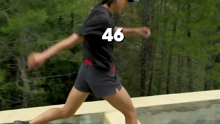 Apakah dia sedang berlatih lompat tali?